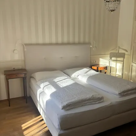 Проживання в сім'ї Bux Guestrooms