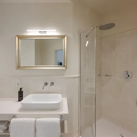 Проживання в сім'ї Bux Guestrooms *