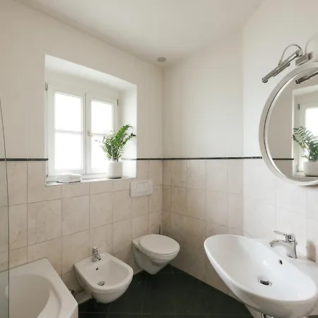 Проживання в сім'ї Bux Guestrooms